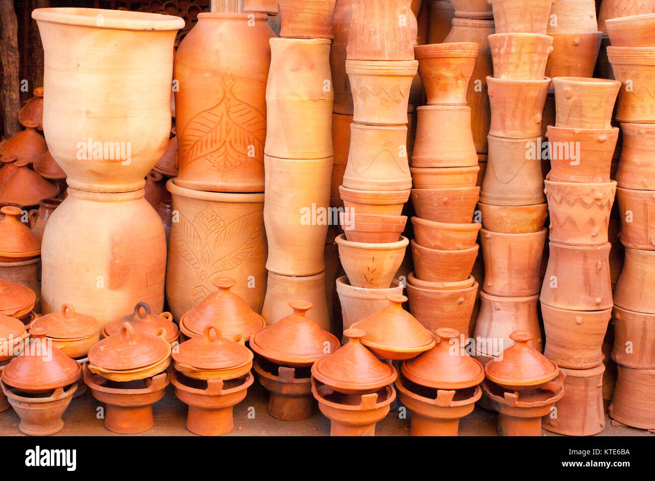 Non smaltate vasi di argilla impilati al di fuori di una ceramica in un sou a Marrakech, Marocco Foto Stock