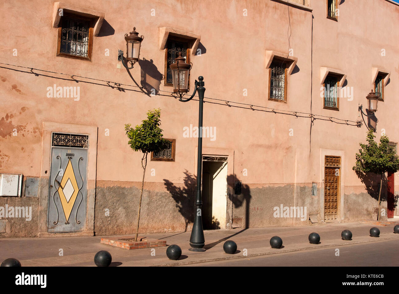 Edificio di Marrakesh simmetrica con finestre e porta a motivi geometrici Foto Stock