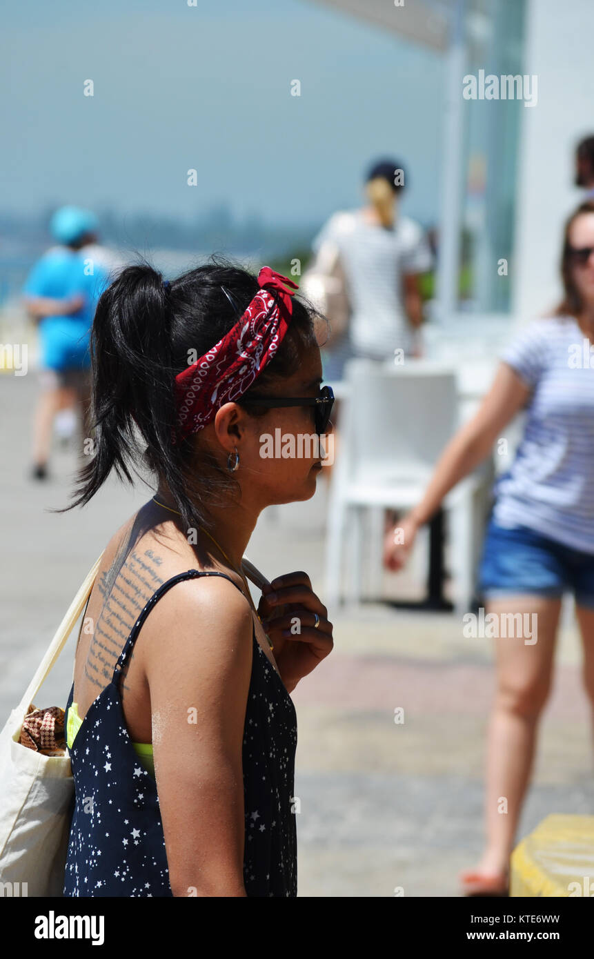 Giovane donna asiatica dalla spiaggia a Brighton-Le-Sands Australia Foto Stock