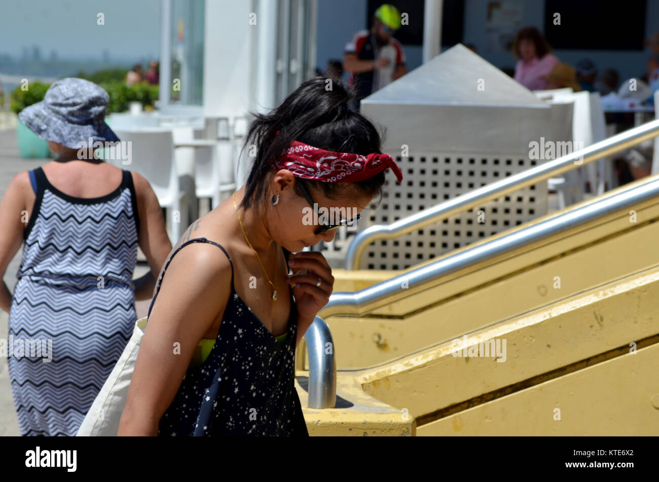 Giovane donna asiatica dalla spiaggia a Brighton-Le-Sands Australia Foto Stock