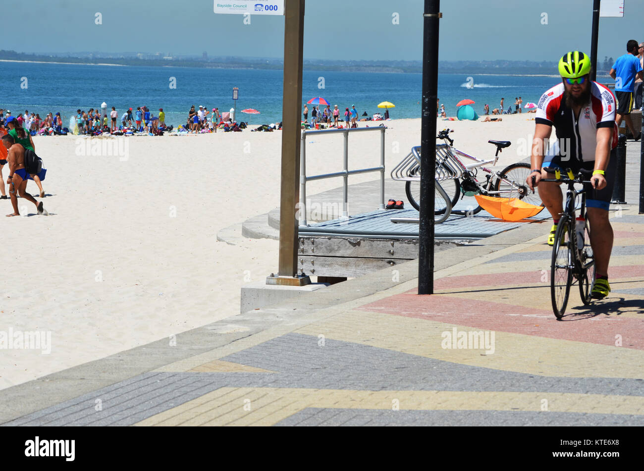 Uomo in sella a una moto in abbigliamento ciclismo a Bright Le Sands Australia Foto Stock
