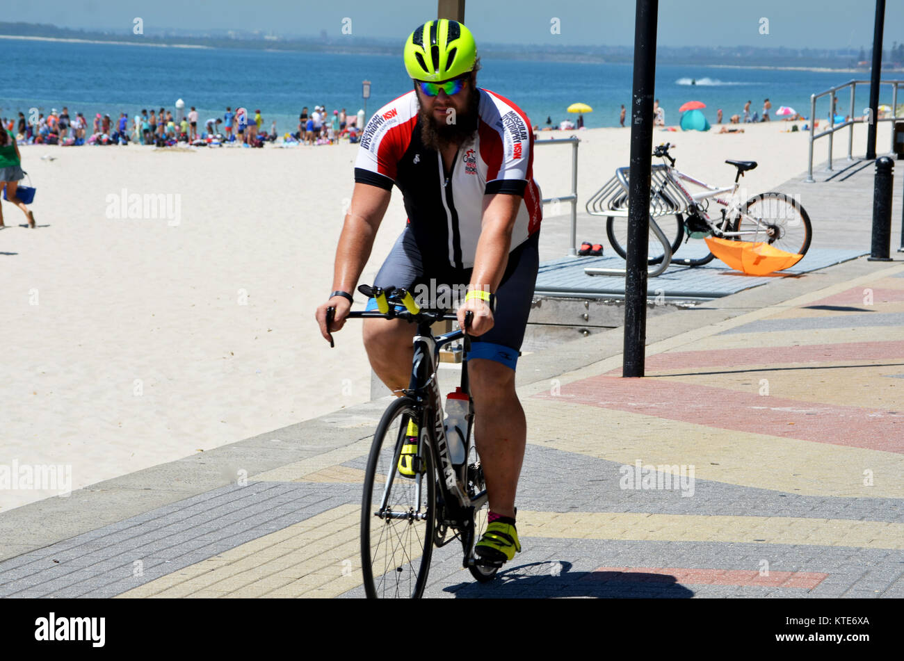 Uomo in sella a una moto in abbigliamento ciclismo a Bright Le Sands Australia Foto Stock