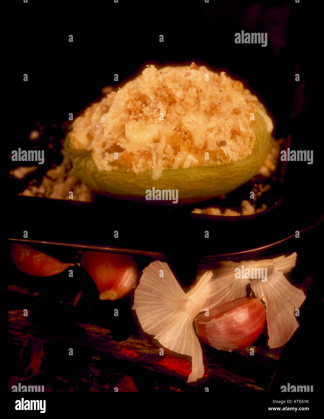 Caraibi Cristophene cotta al forno con formaggio, le carni bovine macinate, pangrattato e aglio su sfondo nero Foto Stock