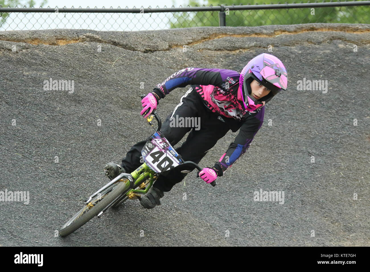 Ragazzo di equitazione biciclette BMX. Piloti a Kettering BMX gara in  notturna. BMX via, Delco Park, Kettering, Dayton, Ohio, Stati Uniti d' America Foto stock - Alamy