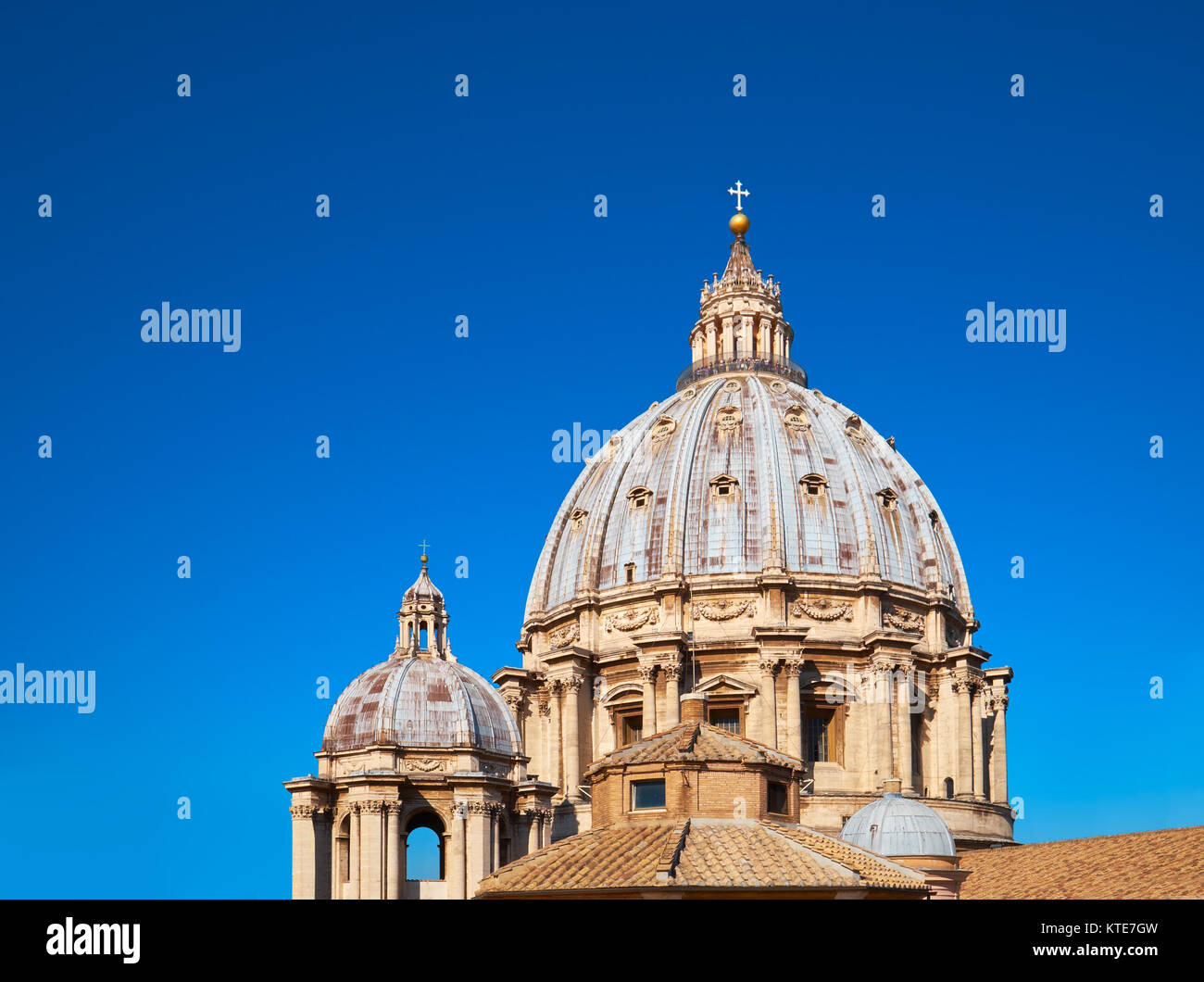 Primo piano sulla cupola della Basilica di San Pietro a Roma con il cielo blu, Italia, lo spazio di testo Foto Stock