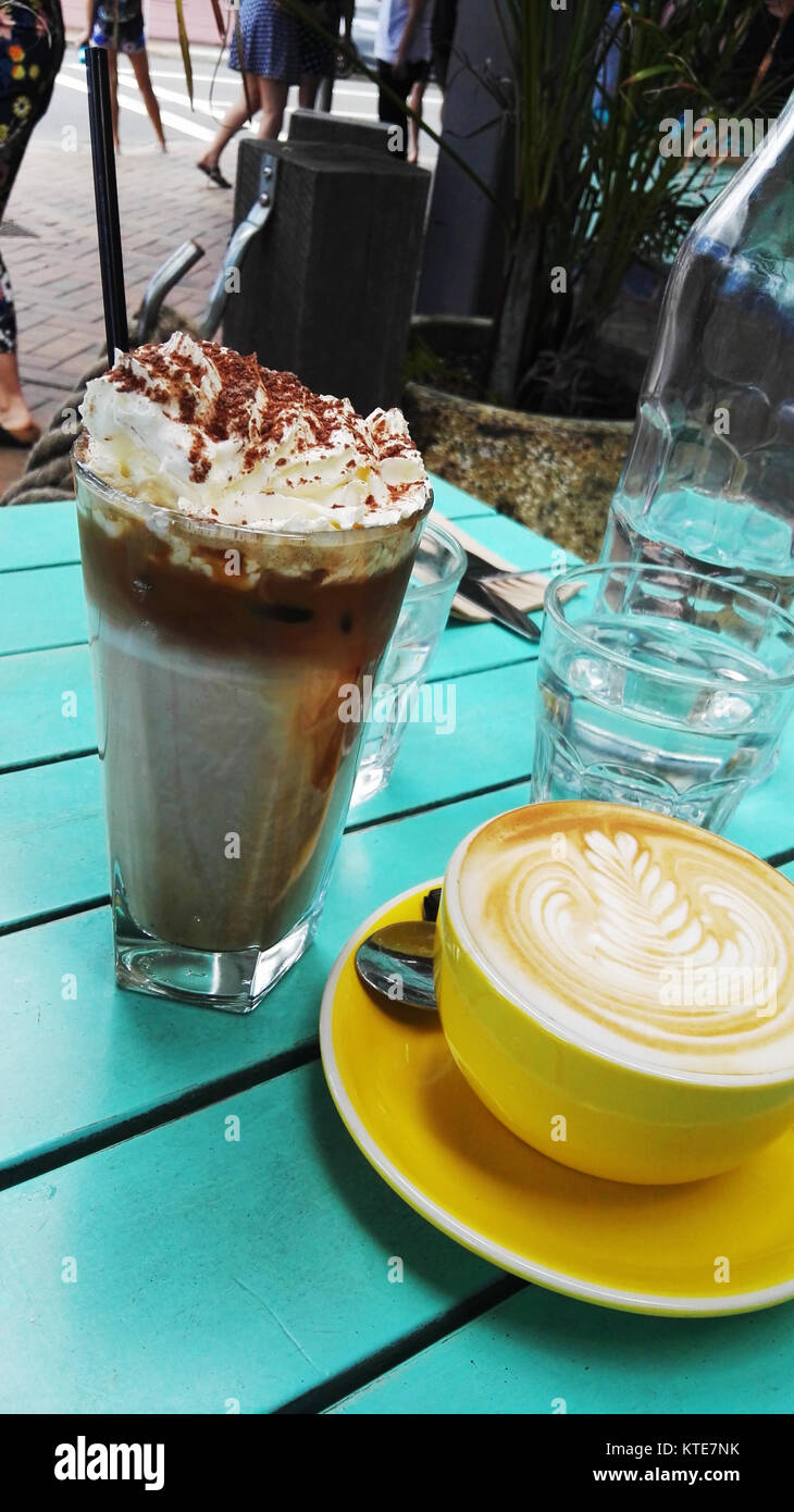 Piatto bianco caffè e caffè ghiacciato presso il cafe Foto Stock