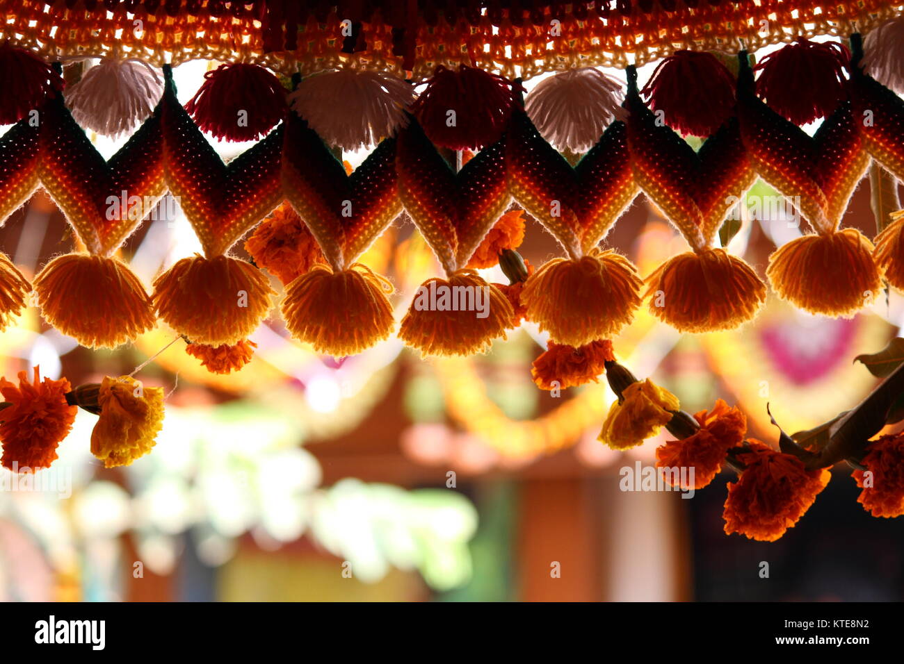 Una lana artigianali articolo legato alla porta, un modo tradizionale per decorare home nel Maharashtra, India. Foto Stock