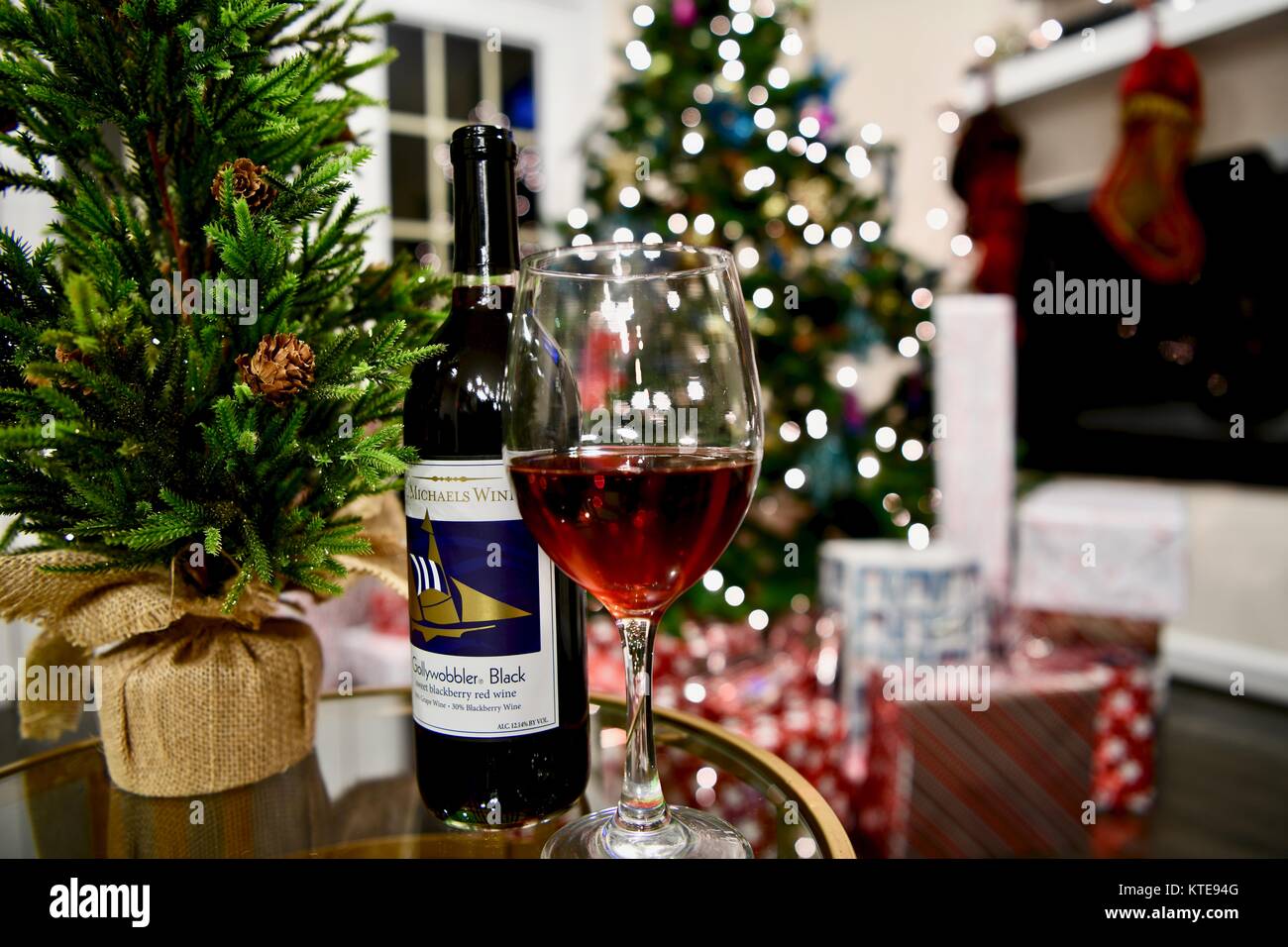 St Michaels Gollywobbler cantina vino nero su un tavolo in una impostazione di Natale Foto Stock