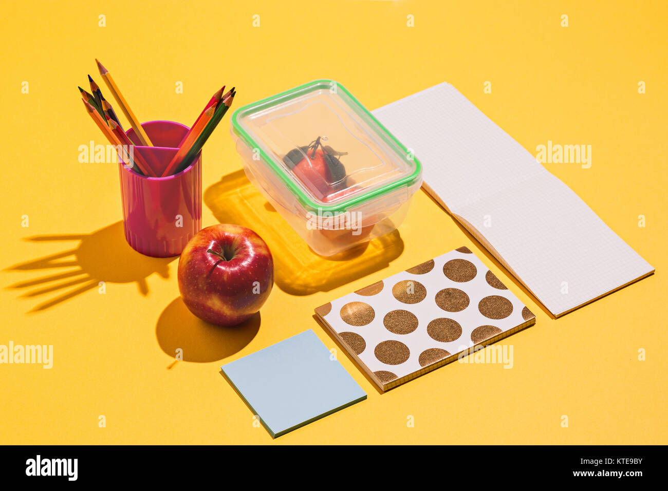 Foto di office e ingranaggio dello studente su sfondo giallo Foto Stock