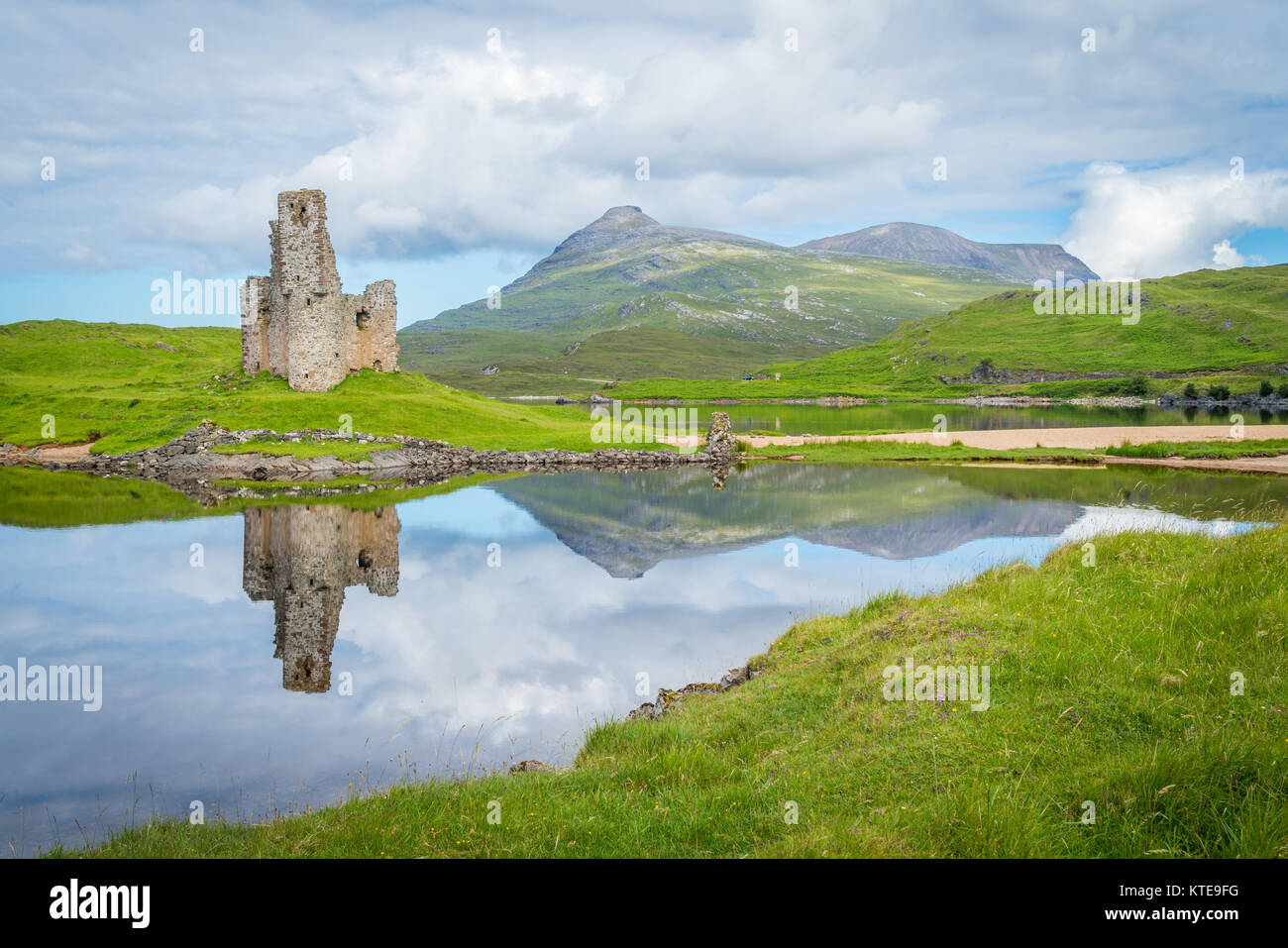 Il castello di Ardvreck castello in rovina vicino al Loch Assynt in Sutherland, Scozia. Foto Stock