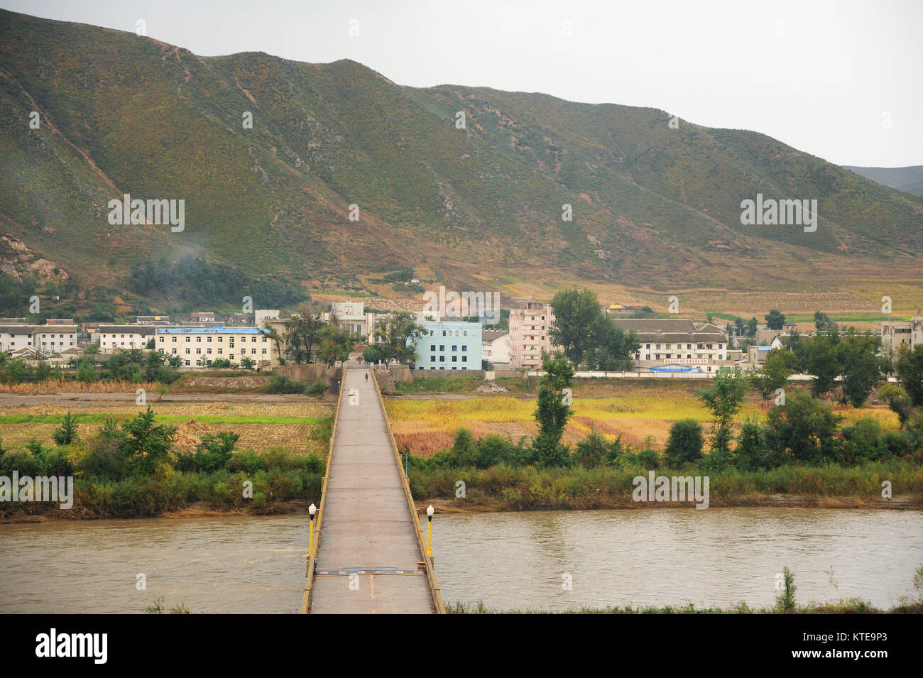 Jilin,Cina - Ott 4,2012:della Cina di confine con la Corea del Nord in Jilin,il ponte sul fiume Tumen di collegamento dei due paesi. Foto Stock