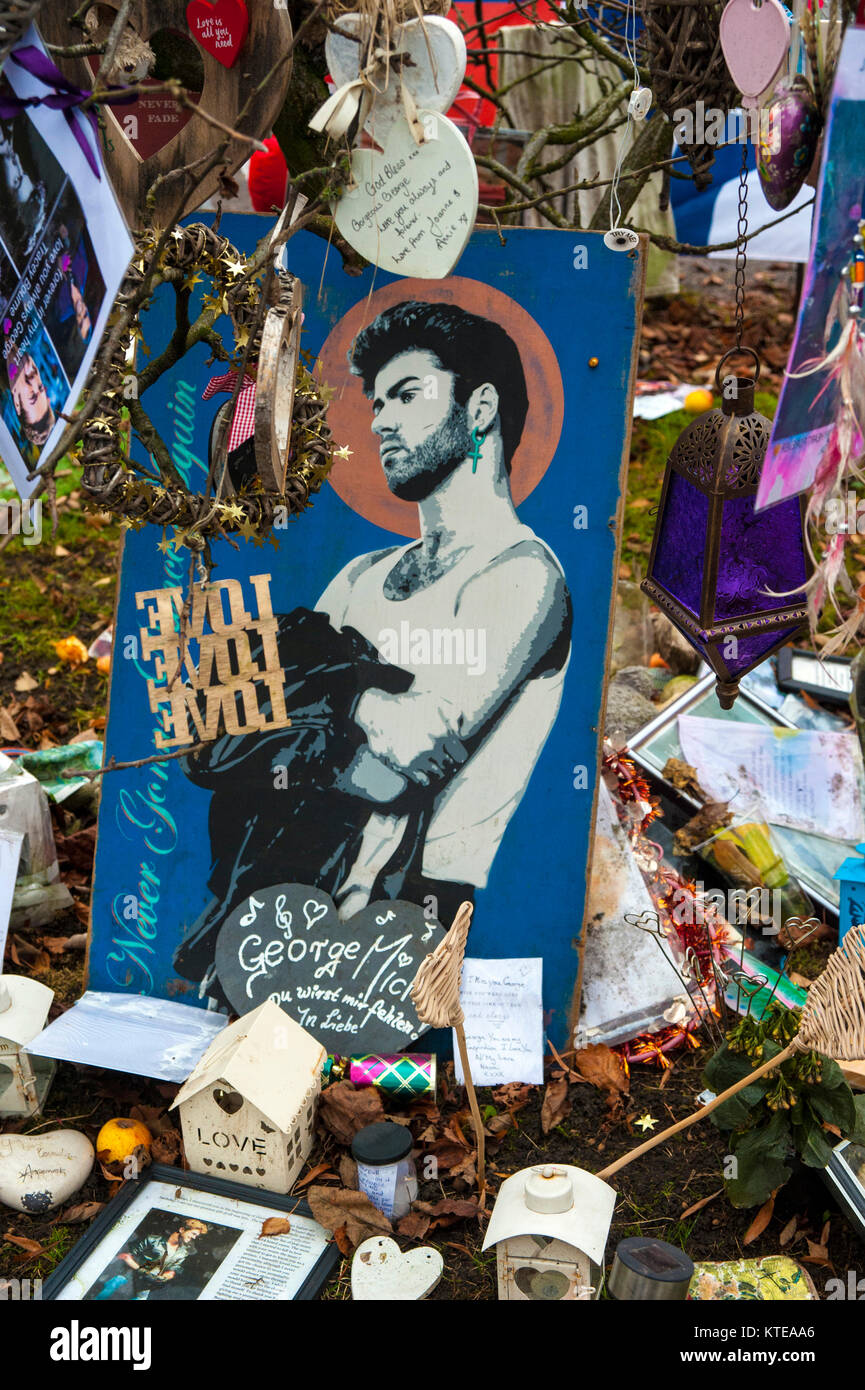 Londra, UK, 23/12/2017 omaggi al di fuori di Highgate casa di George Michael come il primo anniversario della sua morte si avvicina. Foto Stock