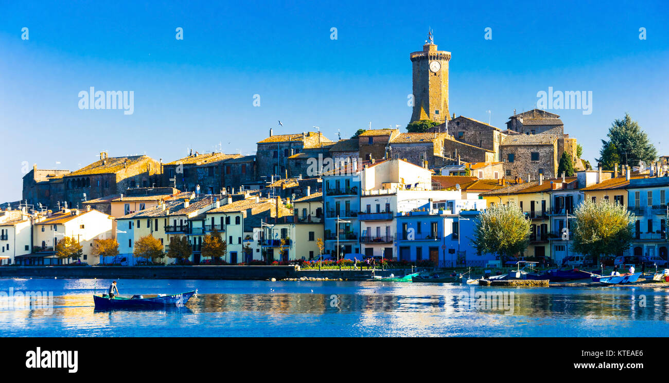 Impressionante Marta village,Lago di Bolsena,Viterbo Provincia,Lazio,l'Italia. Foto Stock