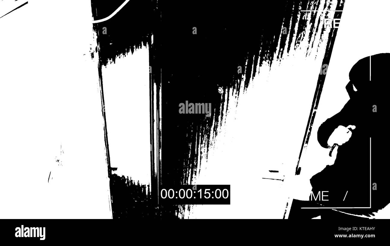 Il rapinatore mascherato c con un coltello hanno fatto irruzione nell'appartamento. Telecamera TVCC effetto soglia Foto Stock