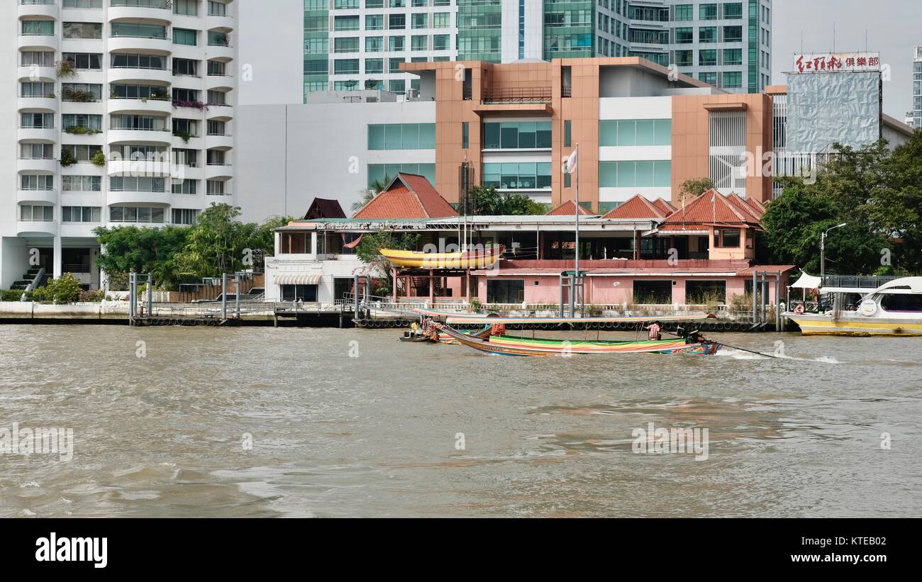 Lunga coda le barche sono disponibili per il noleggio privato sul Fiume Chao Phraya con un atmosfera romantica Bangkok in Thailandia Foto Stock