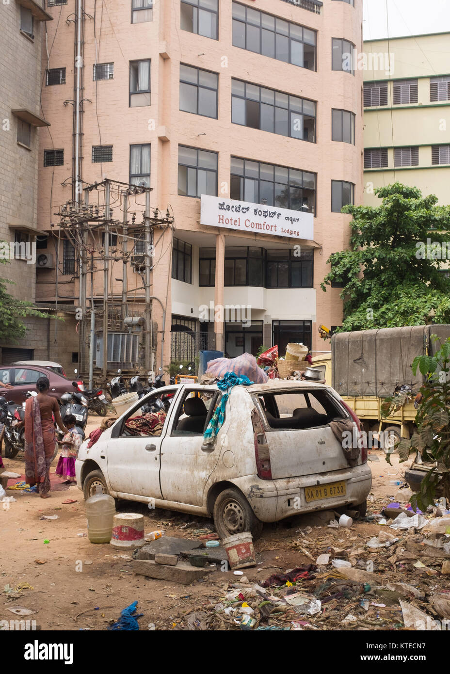 Vecchia auto e lettiere di fronte all'hotel, Bangalore, Karnataka, India. Foto Stock