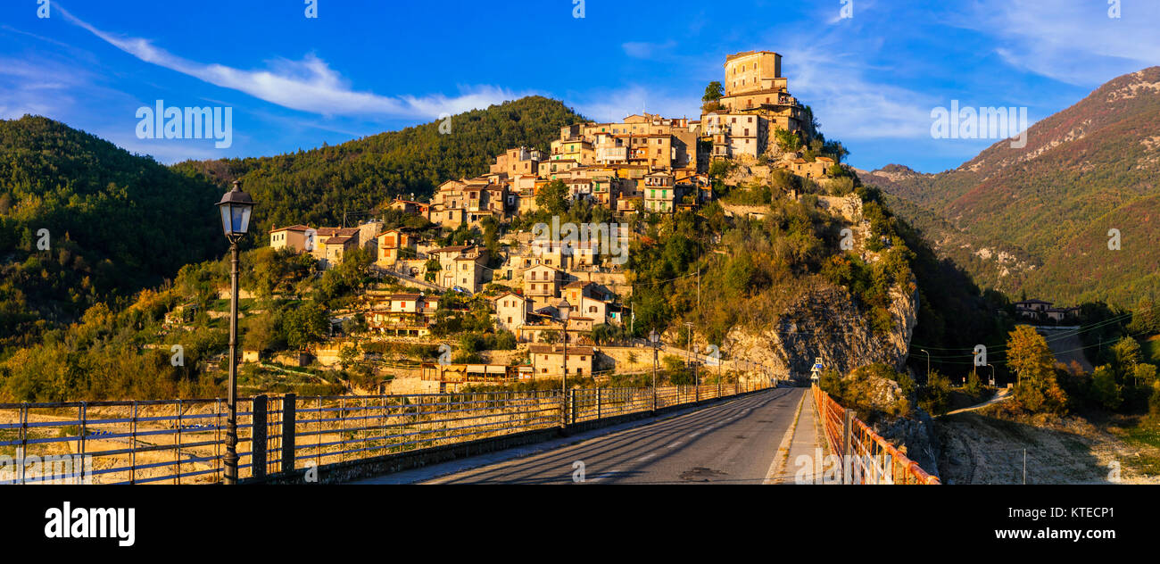 Bel Castel di Tora village,Rieti Provincia,Lazio,l'Italia. Foto Stock