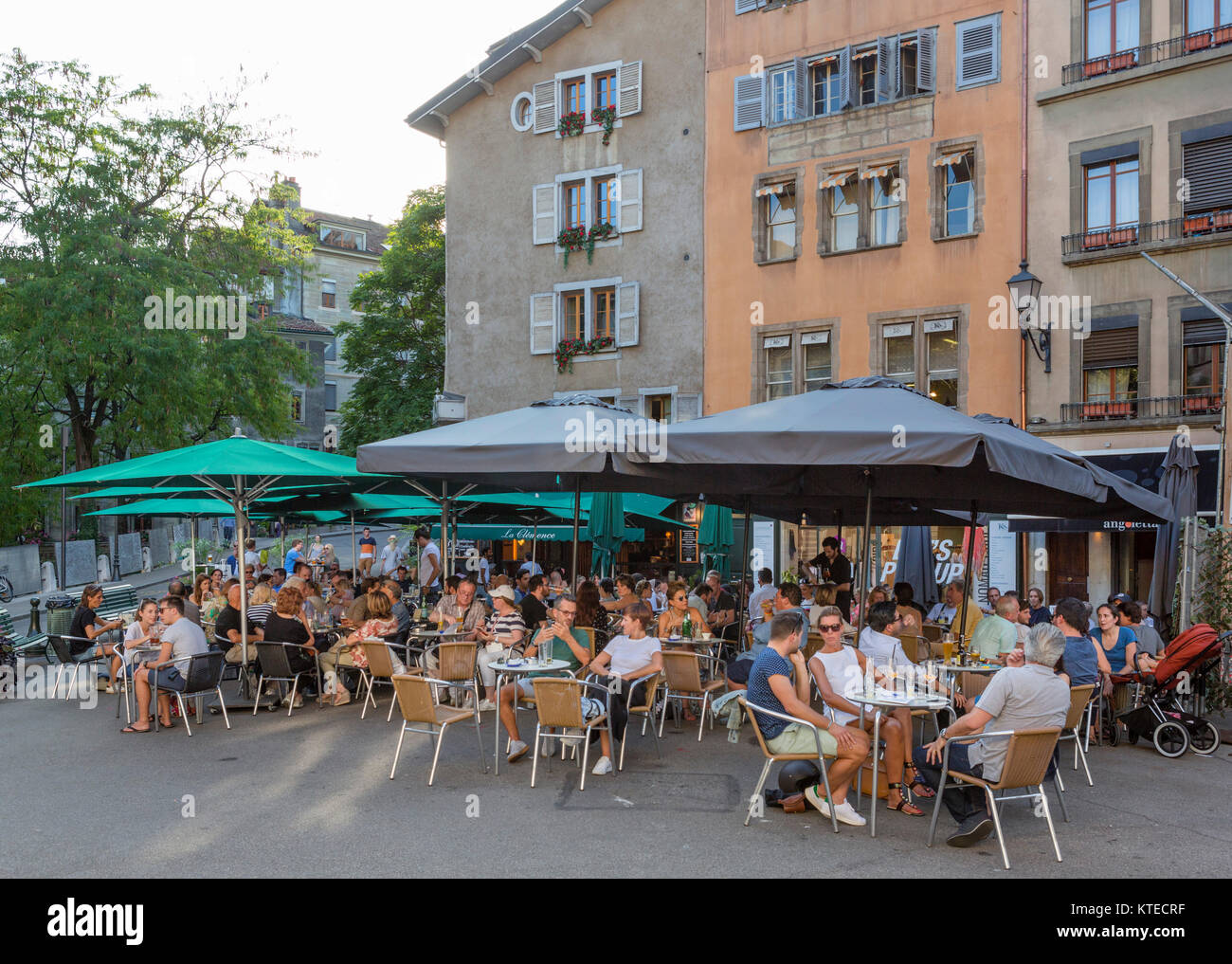 Cafè sul marciapiede nella città vecchia (Vieille Ville), Ginevra (Geneve), il lago di Ginevra, Svizzera Foto Stock