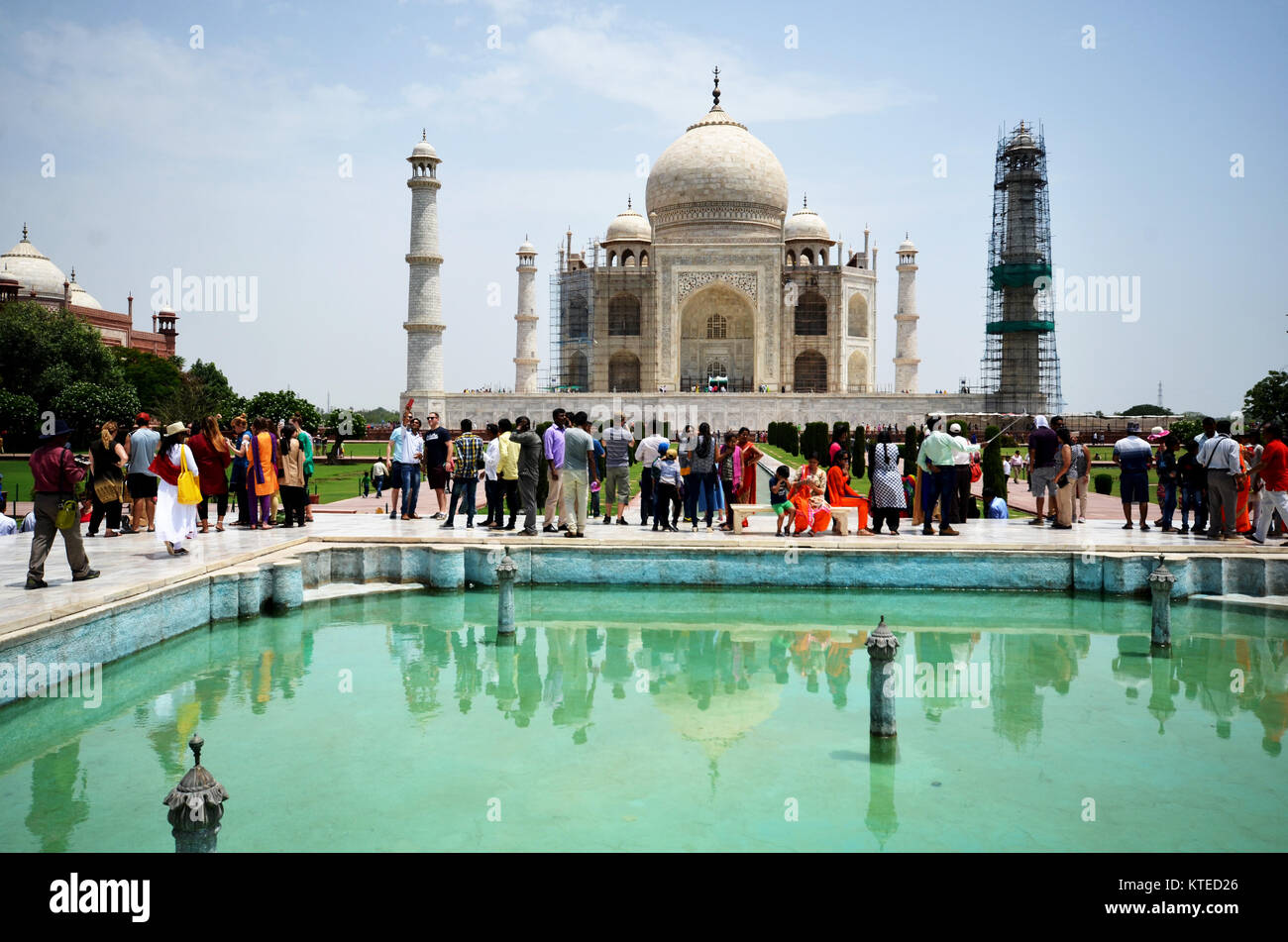 I turisti al Taj Mahal India Foto Stock