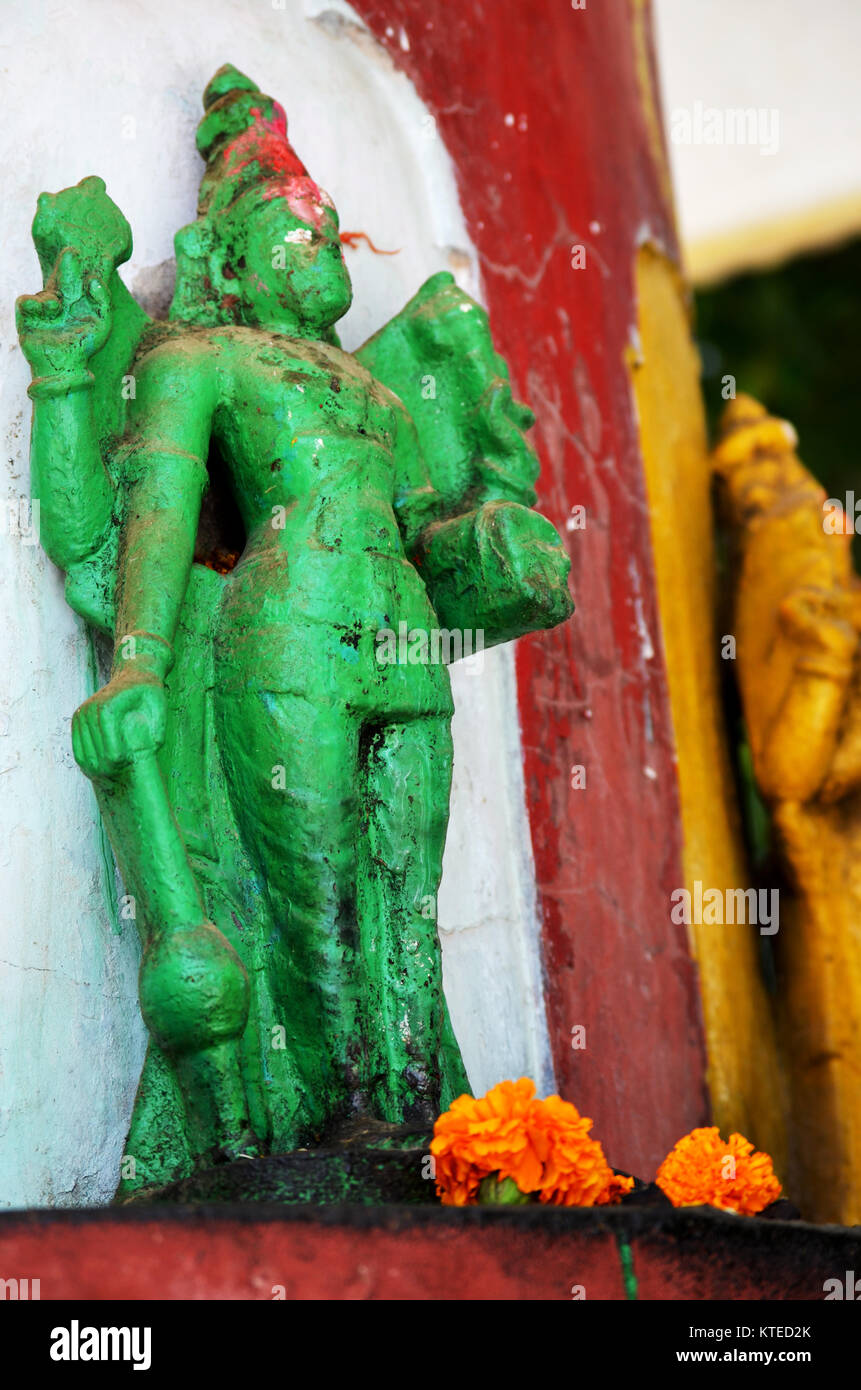 Statue colorate al tempio indù di New Delhi India Foto Stock