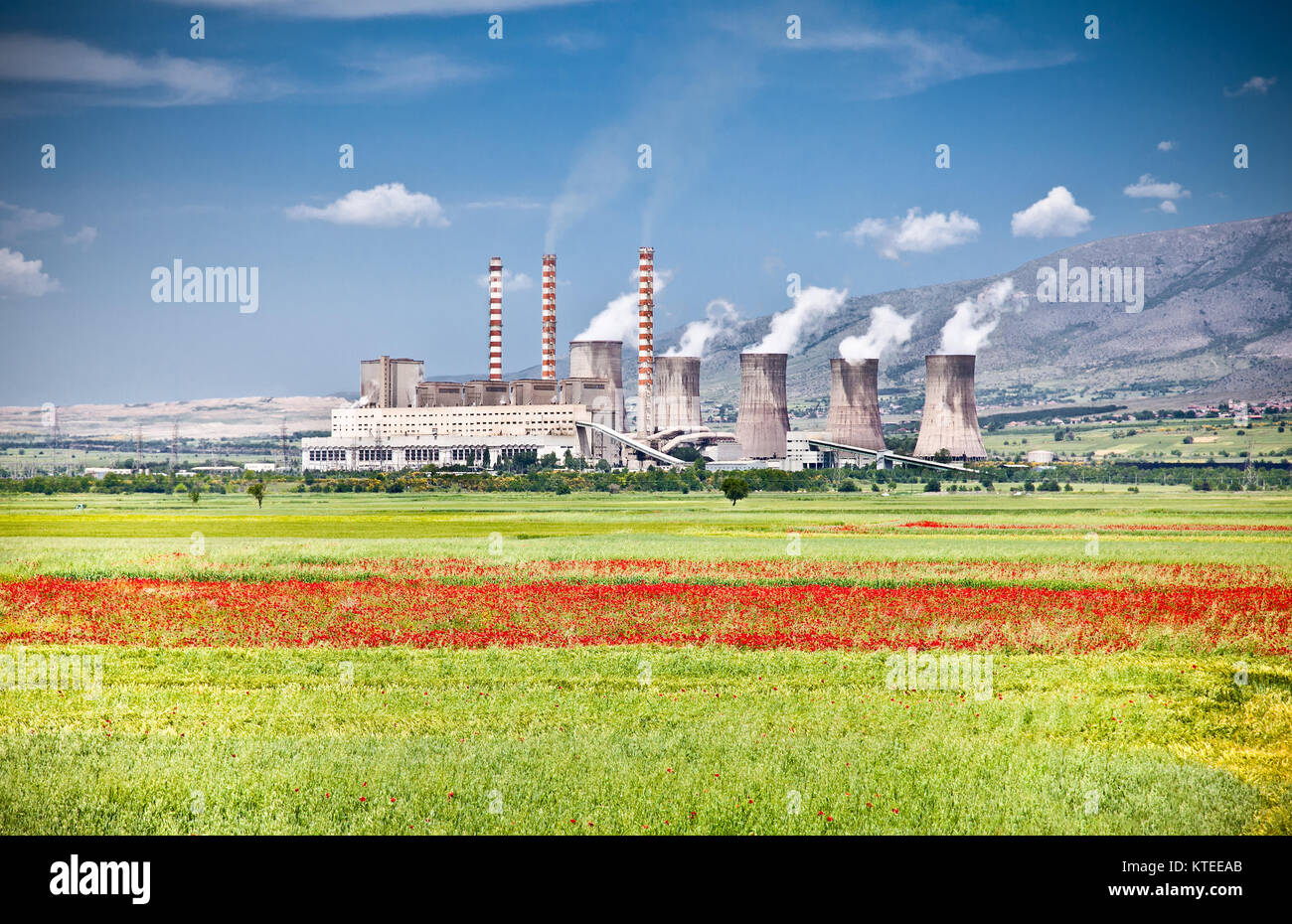 Più inquinatori dell atmosfera sono in fertili campi di prodotti agricoli Foto Stock