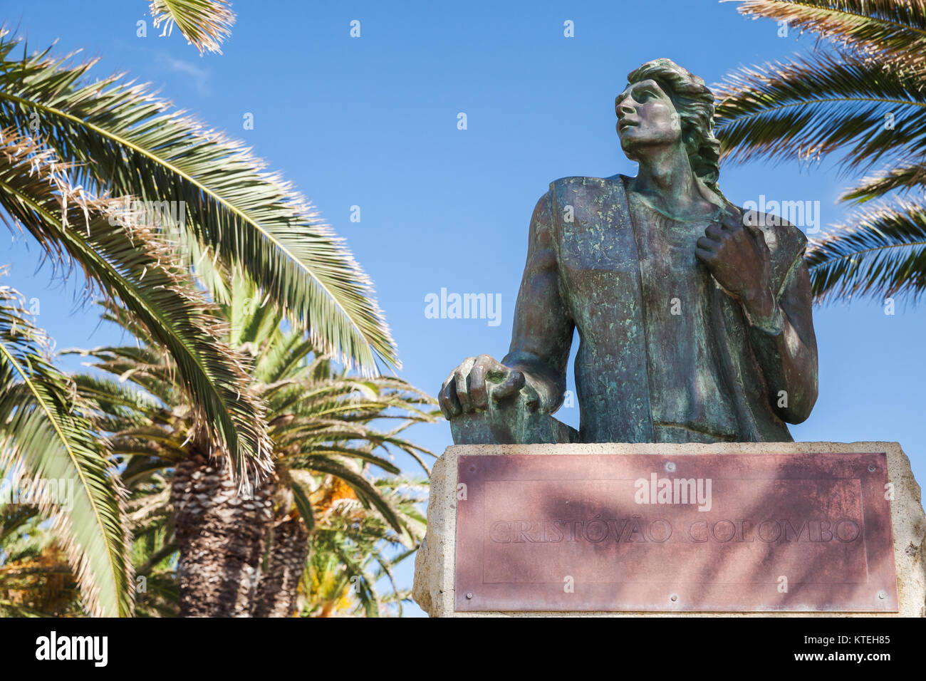 Vila Baleira, Portogallo - 18 agosto 2017: statua in bronzo del XVI secolo e Explorer navigatore Cristoforo Colombo in Vila Baleira park sul Porto Sant Foto Stock