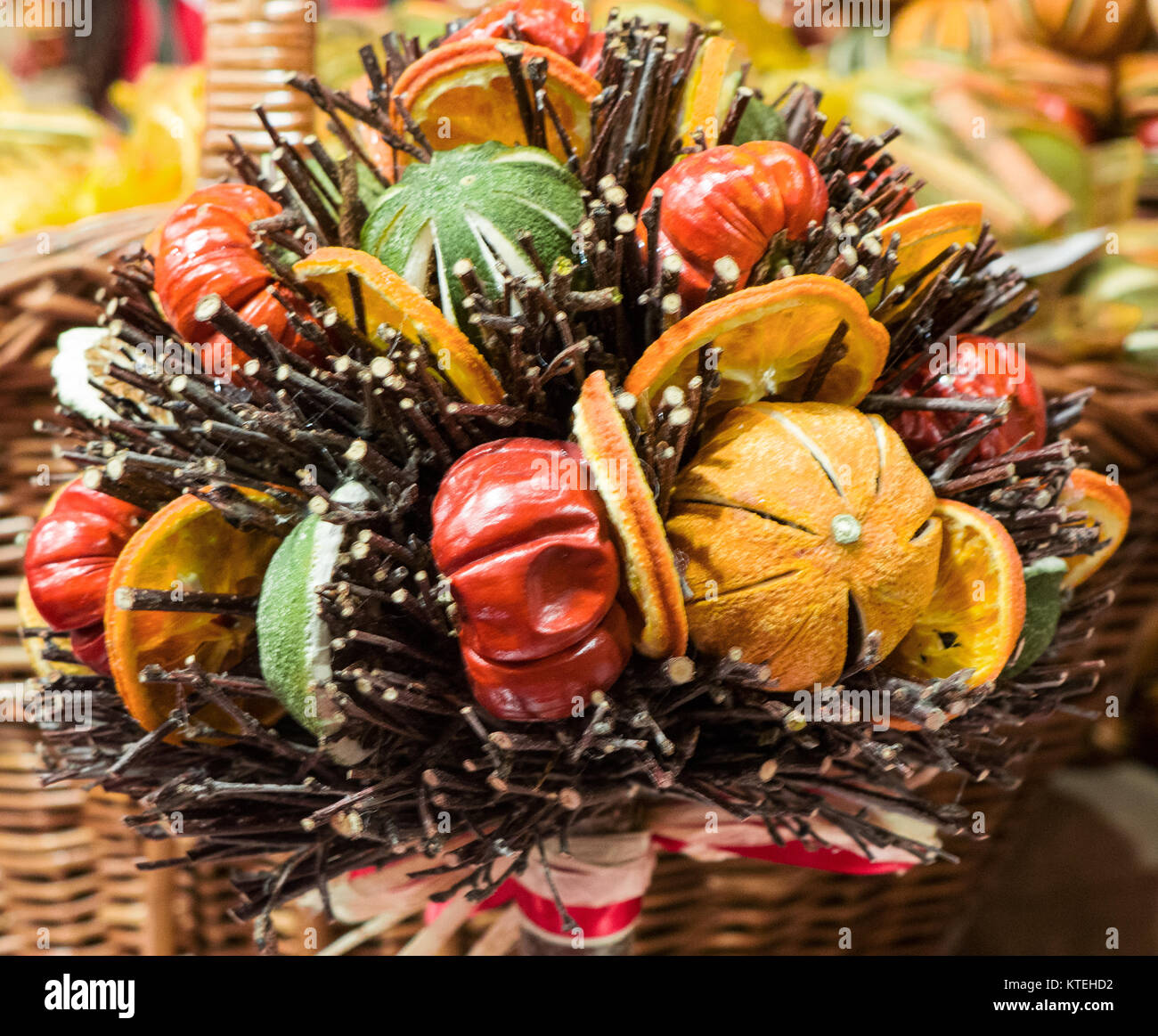 Composizione colorata di frutta e ortaggi disidratati Foto Stock
