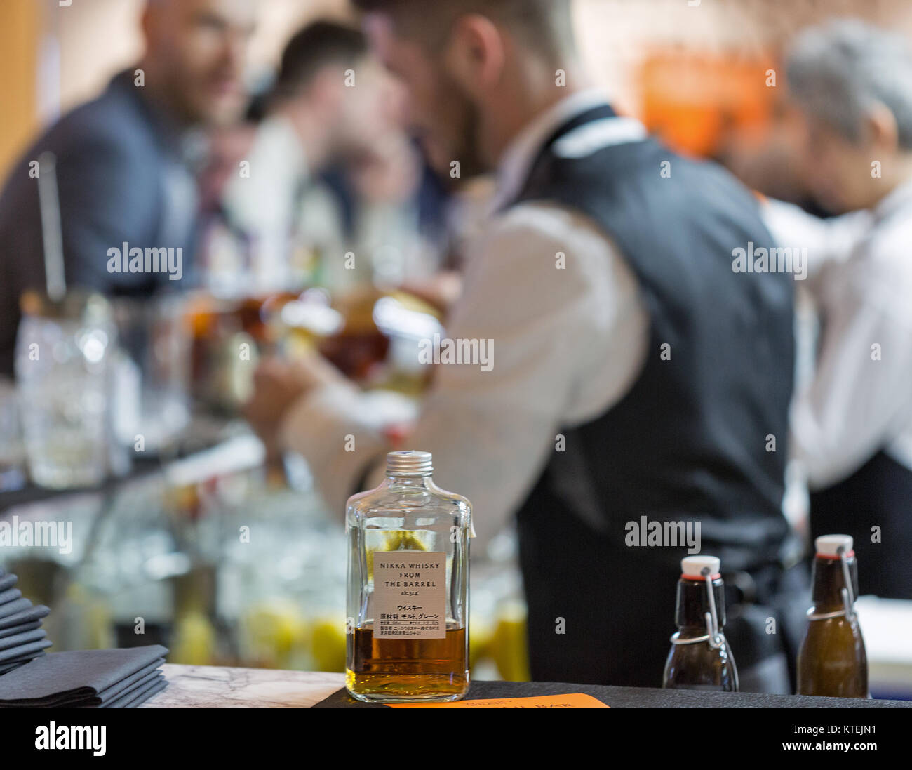 KIEV, UCRAINA - 25 novembre 2017: Nikka Whisky da canna distilleria giapponese la bottiglia nella parte anteriore del barista il lavoro presso il bar a 3 W ucraino Foto Stock