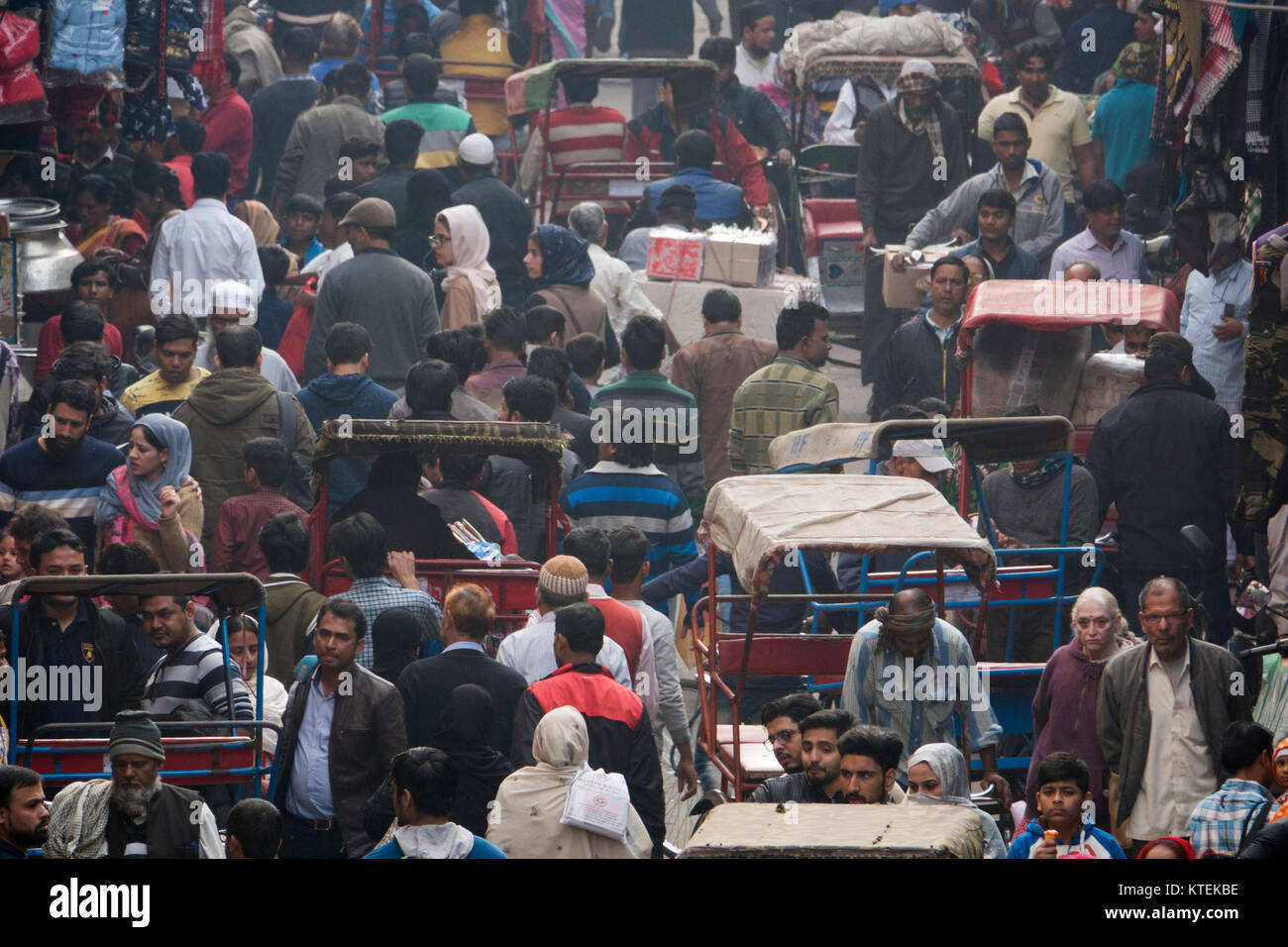 La strada affollata scena nella Vecchia Delhi, India Foto Stock