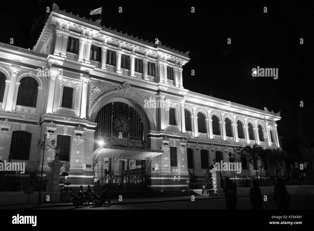 Ho Chi Minh/Ho Chi Minh City Main Post Office di notte 2 Foto Stock