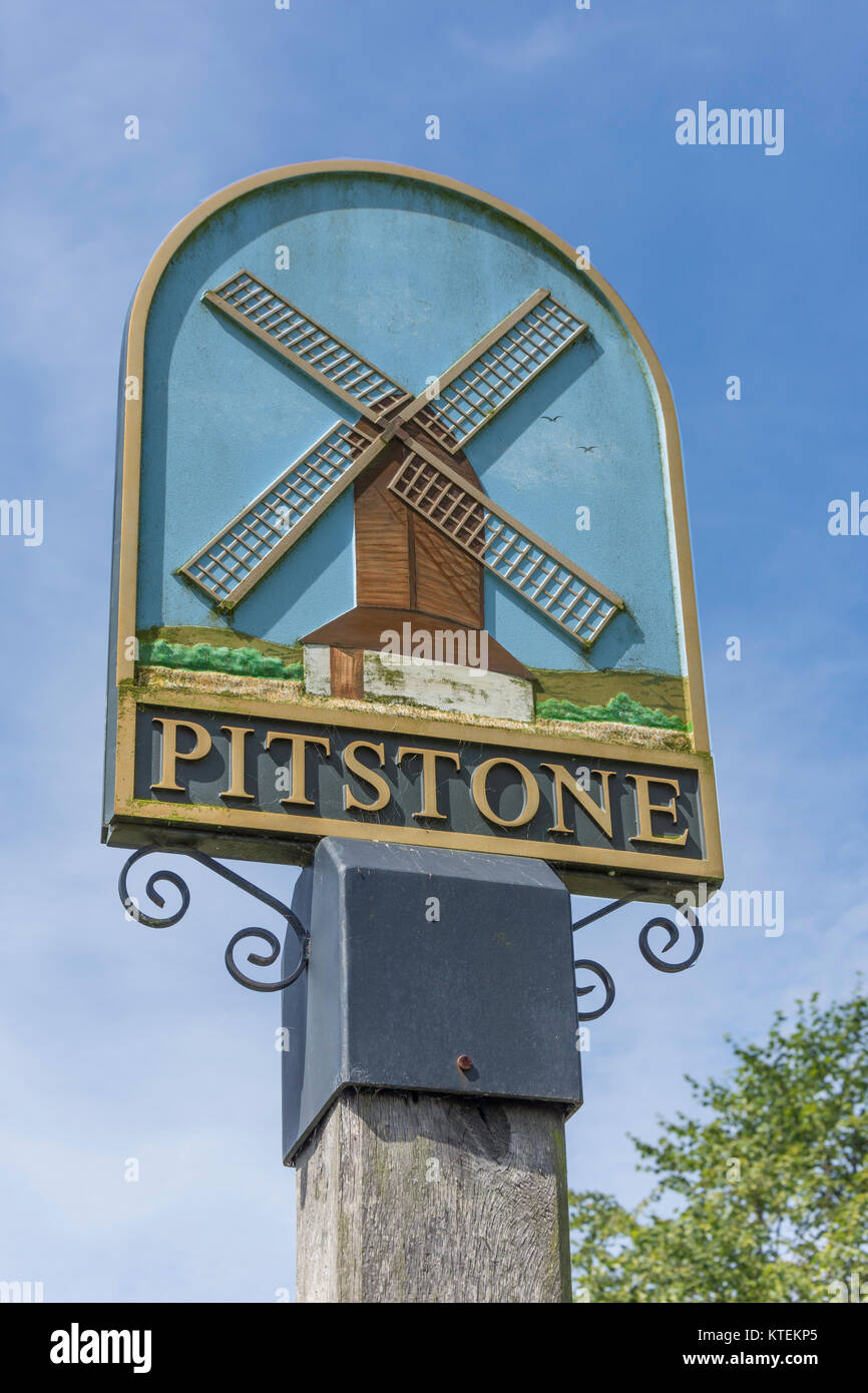 Villaggio Pitstone segno, Pitstone, Buckinghamshire, Inghilterra, Regno Unito Foto Stock