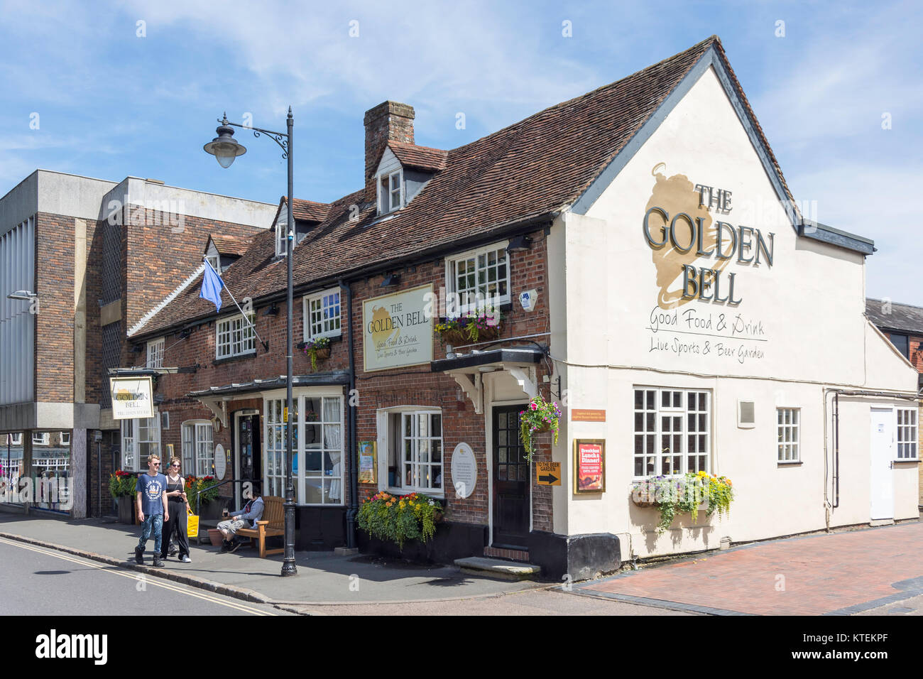 Xii secolo la campana dorata Pub, Piazza della Chiesa, Leighton Buzzard, Bedfordshire, England, Regno Unito Foto Stock