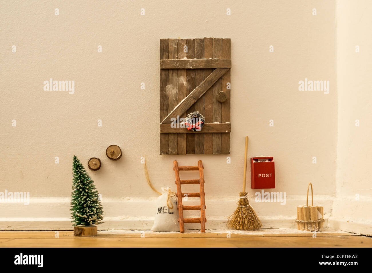 Piccola decorazione a muro con una porta e mobili per Babbo Natale, Danimarca, 25 dicembre 2017 Foto Stock