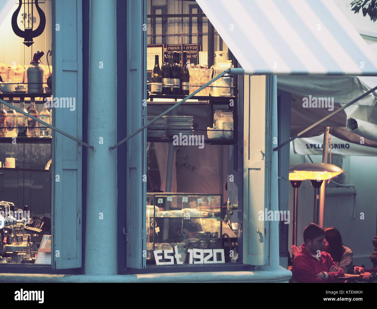 Street chiosco bar o caffetteria e di un piccolo ristorante la vendita di pasti leggeri e bevande. Foto Stock