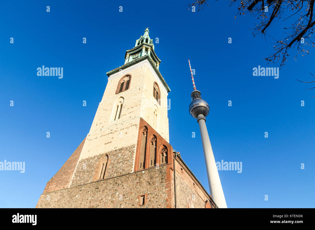 La Chiesa di Santa Maria /Marienkirche - mattoni rossi chiesa gotica - e Berliner Fernsehturm / torre della televisione / TV Tower, Karl-Liebknecht-Straße, Mitte, Berl Foto Stock