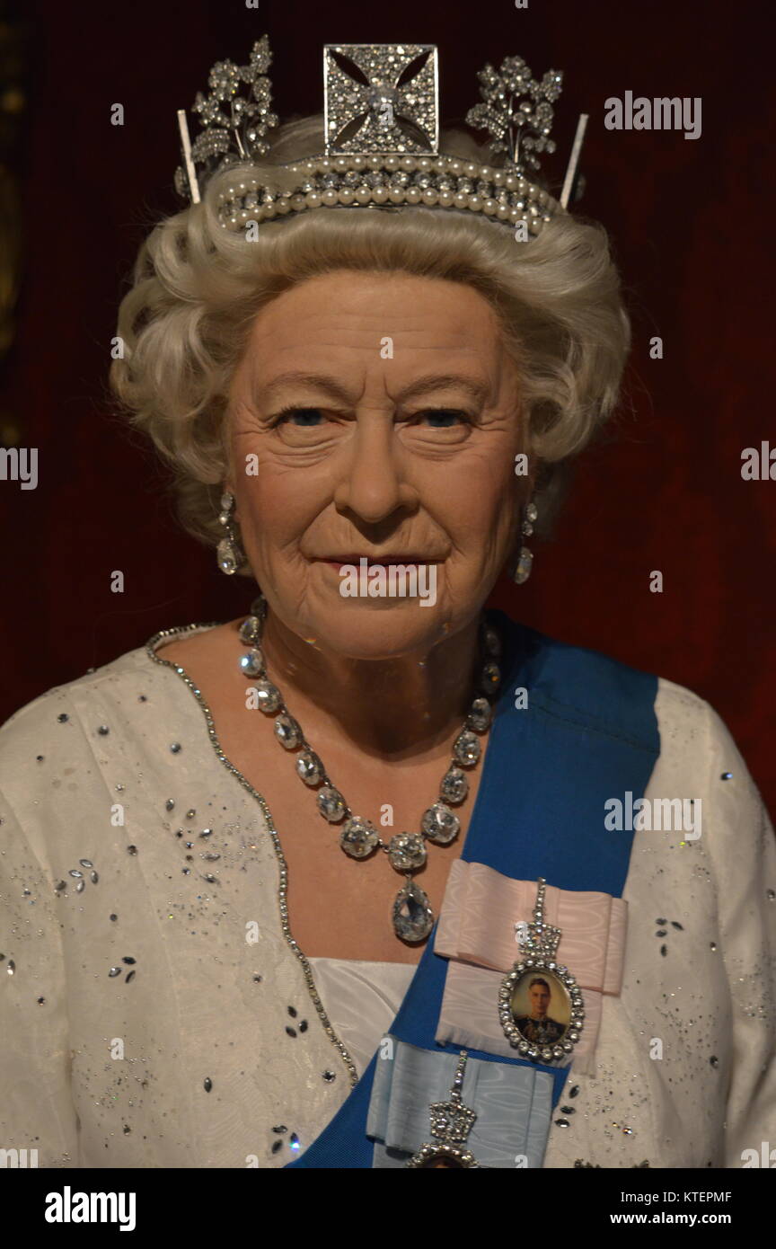 New York, Stati Uniti. 22 Dic 2017. La cera della Regina Elisabetta II in mostra al Madame Tussauds di New York. Foto Stock