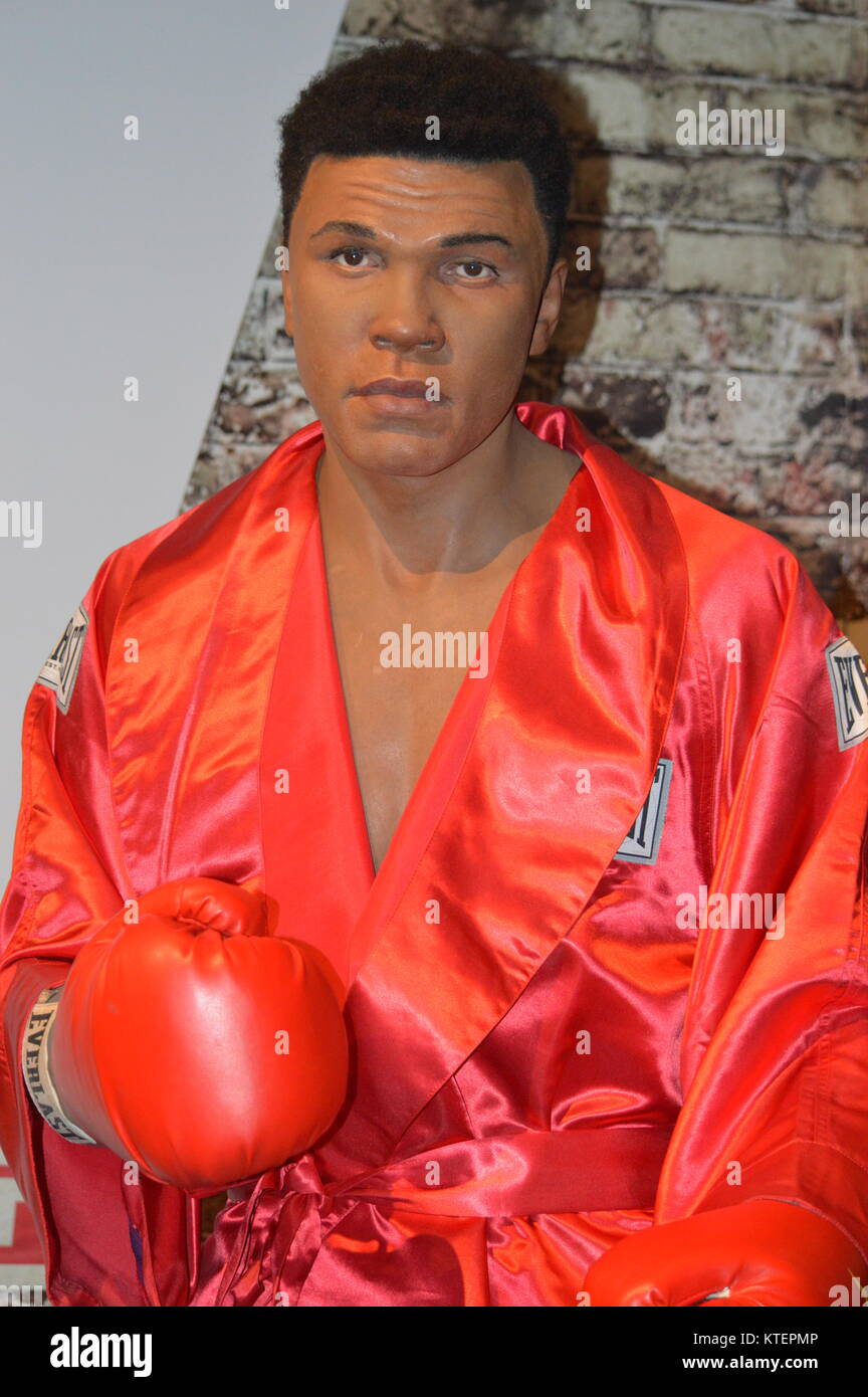New York, Stati Uniti. 22 Dic 2017. La cera di Muhammad Ali in mostra al Madame Tussauds di New York. Foto Stock