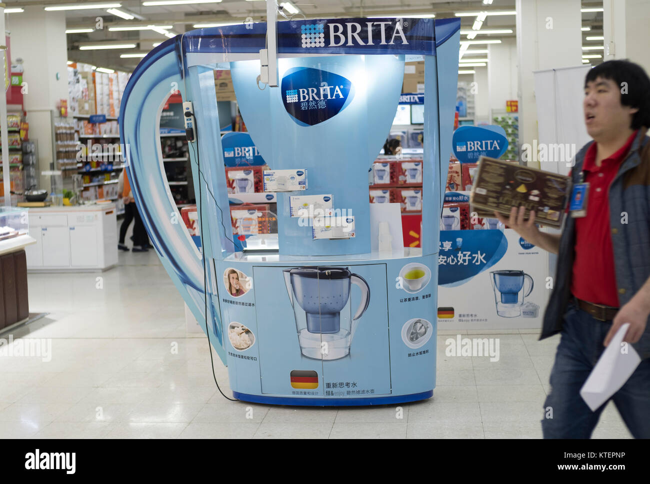 Brita acqua modello di filtro in un Wal-Mart supercenter a Pechino in Cina. Foto Stock