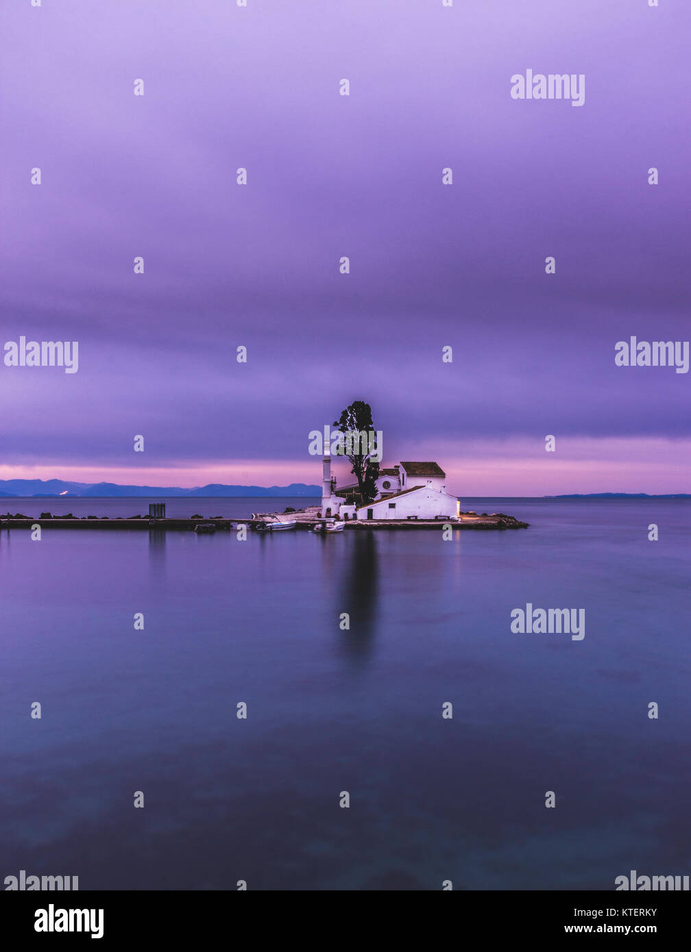 Vlacherna Monastery a Corfu Grecia a sunrise. Foto Stock