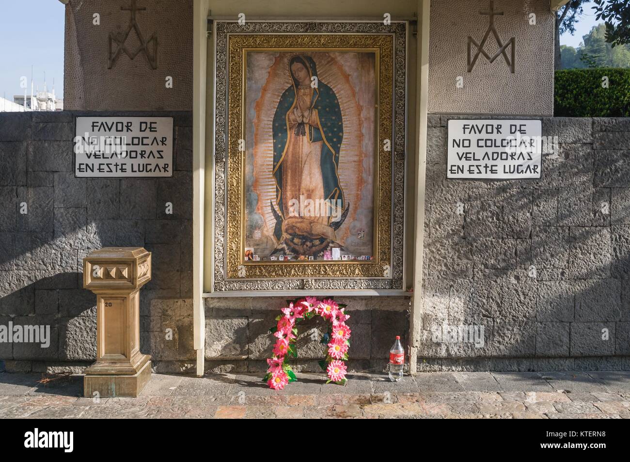 VILLA DI GUADALUPE, CITTÀ DEL MESSICO, dicembre 04, 2017 - Immagine della Vergine di Guadalupe collocata sulla periferia della nuova Basilica. Foto Stock