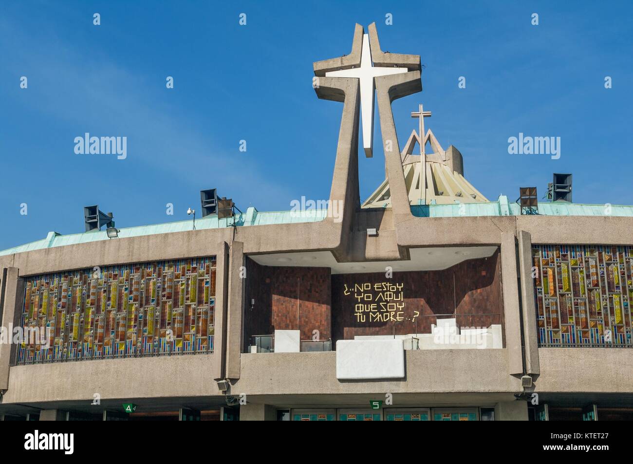 VILLA DI GUADALUPE, CITTÀ DEL MESSICO, dicembre 04, 2017 - Vista della monumentale Croce sulla facciata principale della nuova Basilica di Guadalupe. Foto Stock