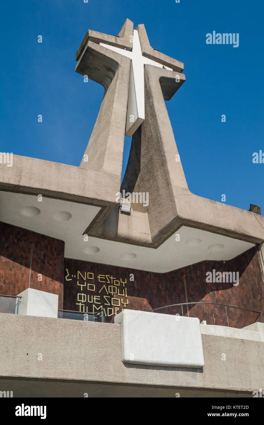 VILLA DI GUADALUPE, CITTÀ DEL MESSICO, dicembre 04, 2017 - Vista della monumentale Croce sulla facciata principale della nuova Basilica di Guadalupe. Foto Stock