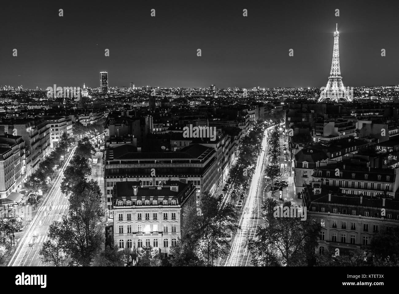 Accesa la torre Eiffel di notte visto dall'Arc de Triomphe in Paris Foto Stock