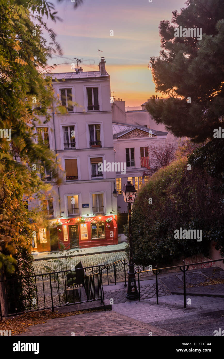 Scala pavimentata in una strada tranquilla nel quartiere di Montmartre in Parigi Foto Stock