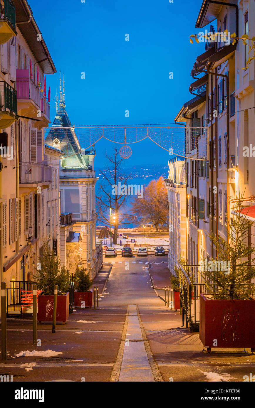 Evian-les-Bains e il lago di Ginevra da notte in Francia Foto Stock