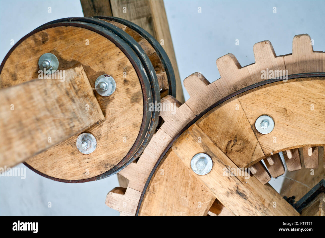 Gli ingranaggi di storici in legno e metallo con ruote e denti del mulino  storico e movimento di trasporto ed energia Foto stock - Alamy