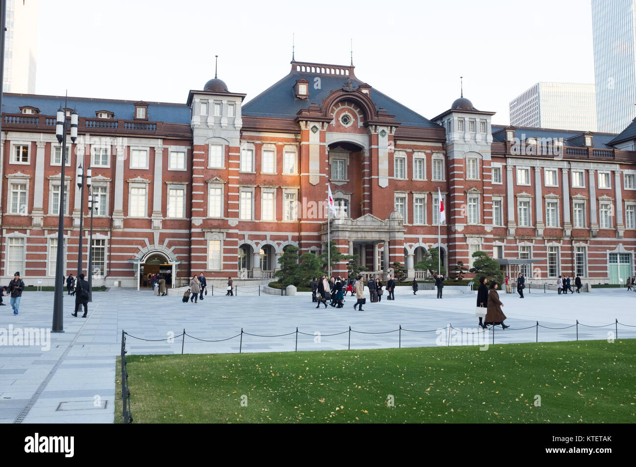 Una nuova piazza sul lato Marunouchi di Tokyo in treno stazione inaugurata nel mese di dicembre, 2017. Foto Stock