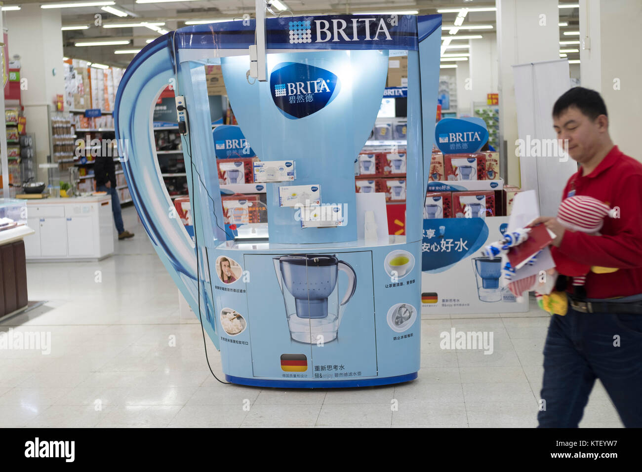 Brita acqua modello di filtro in un Wal-Mart supercenter a Pechino in Cina. Foto Stock