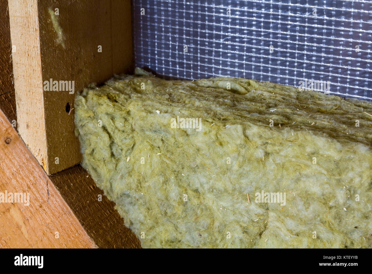 Isolamento termico minerale lana di roccia installazione presso il nuovo edificio parete attico Foto Stock