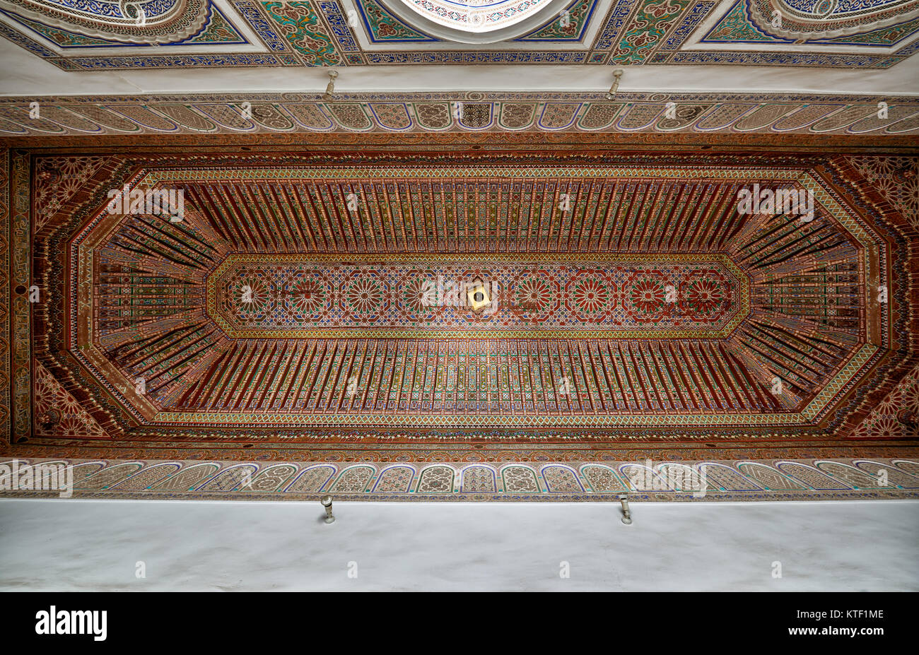 Forte soffitto decorato in Palazzo Bahia, Marrakech, Marocco, Africa Foto Stock